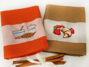 set_2_prosoape_de_bucatarie_cu_banda_satinata_si_broderie_eleganta_baking_all_day_long_70x45_cm_0